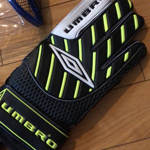 BNIP Umbro Barrier Goal Keeper Gloves - Picture 5 of 8